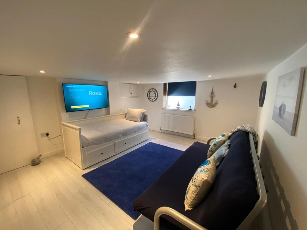 St Margaret'S Ground Floor And Lower Deck Apartment Ryde  Bagian luar foto