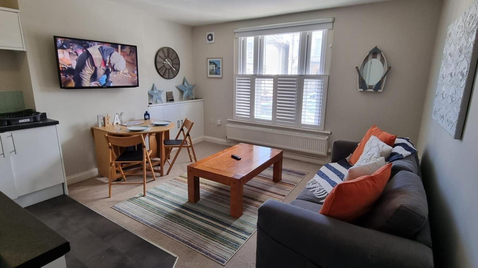 St Margaret'S Ground Floor And Lower Deck Apartment Ryde  Bagian luar foto